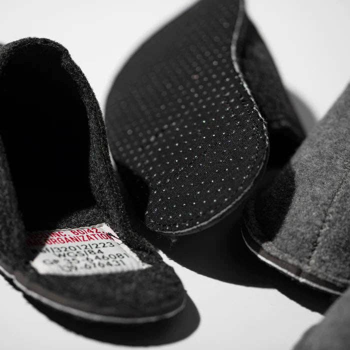 SLIPPERS: Light Gray / Large